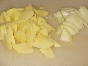 нарезать лук и картошку
